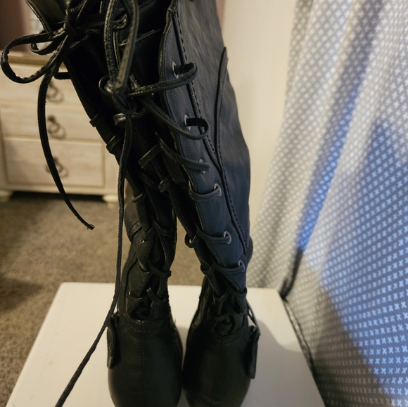 Knee high black boots - Picture 6 of 8